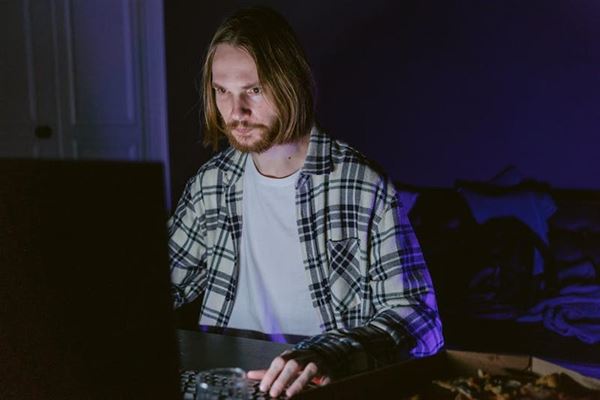 Sådan får du tiden til at gå, mens din kæreste gamer